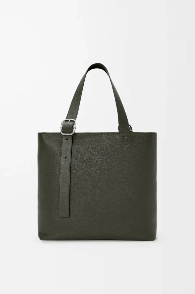 Loop-väska med dragkedja i mjukt kornat kalvskinn, mörk khaki Loop-väska med dragkedja i mjukt kornat kalvskinn, mörk khaki