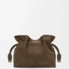 Medium Flamenco-clutch i kornigt nubuck Tundra Medium Flamenco-clutch i kornigt nubuck Tundra