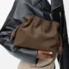 Medium Flamenco-clutch i kornigt nubuck Tundra Medium Flamenco-clutch i kornigt nubuck Tundra