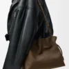 Medium Flamenco-clutch i kornigt nubuck Tundra Medium Flamenco-clutch i kornigt nubuck Tundra