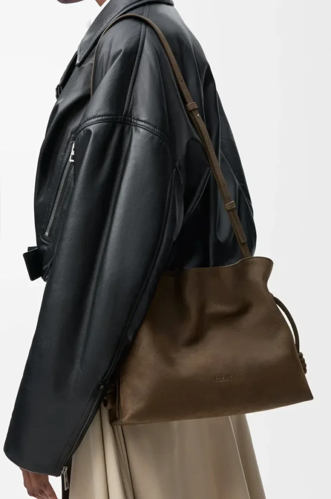 Medium Flamenco-clutch i kornigt nubuck Tundra Medium Flamenco-clutch i kornigt nubuck Tundra