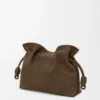 Medium Flamenco-clutch i kornigt nubuck Tundra Medium Flamenco-clutch i kornigt nubuck Tundra