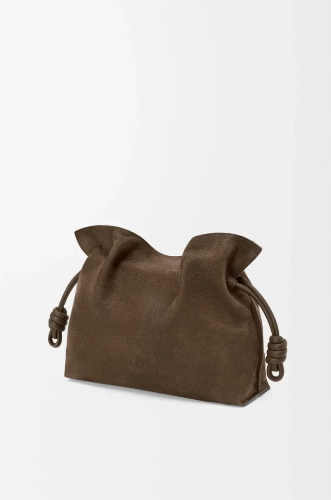 Medium Flamenco-clutch i kornigt nubuck Tundra Medium Flamenco-clutch i kornigt nubuck Tundra