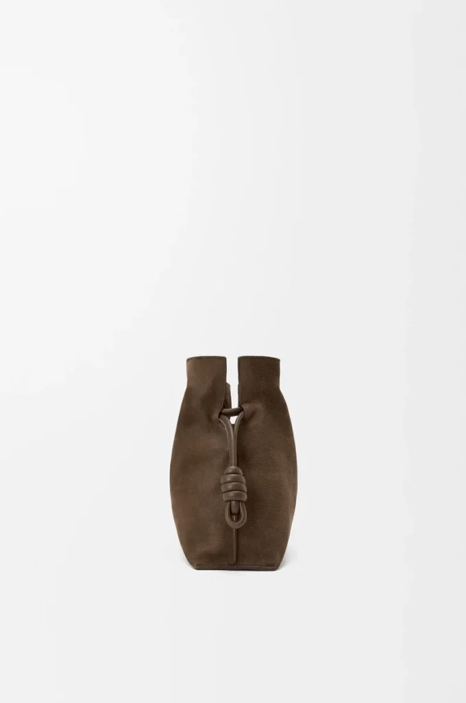 Medium Flamenco-clutch i kornigt nubuck Tundra Medium Flamenco-clutch i kornigt nubuck Tundra