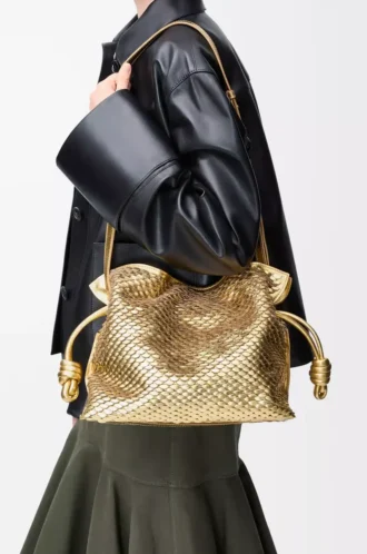 Medium Flamenco-clutch i laminerat lammskinn Gold