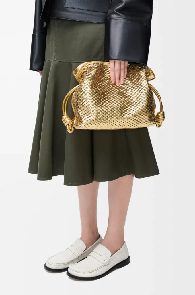 Medium Flamenco-clutch i laminerat lammskinn Gold Medium Flamenco-clutch i laminerat lammskinn Gold