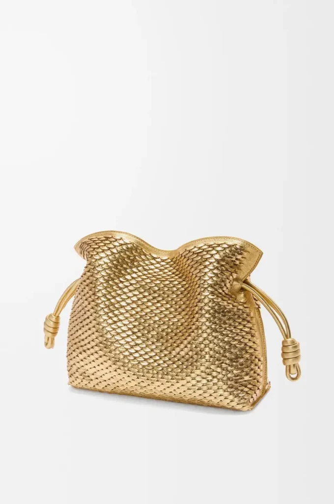Medium Flamenco-clutch i laminerat lammskinn Gold Medium Flamenco-clutch i laminerat lammskinn Gold