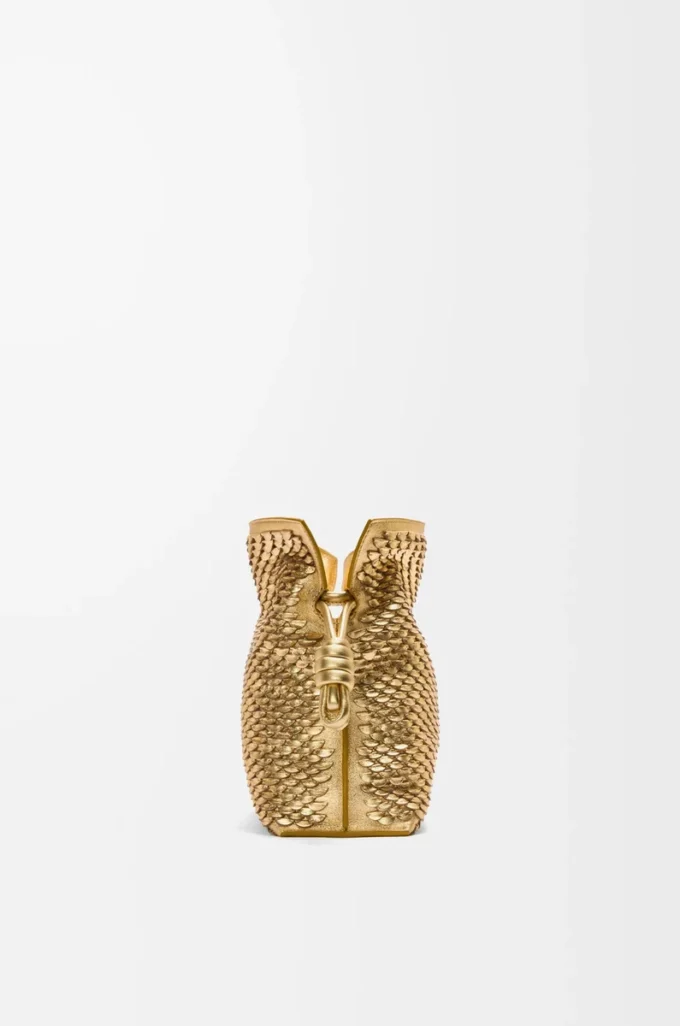 Medium Flamenco-clutch i laminerat lammskinn Gold Medium Flamenco-clutch i laminerat lammskinn Gold