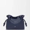 Medium Flamenco-clutch i nappa kalvskinn Abyss Blue Medium Flamenco-clutch i nappa kalvskinn Abyss Blue