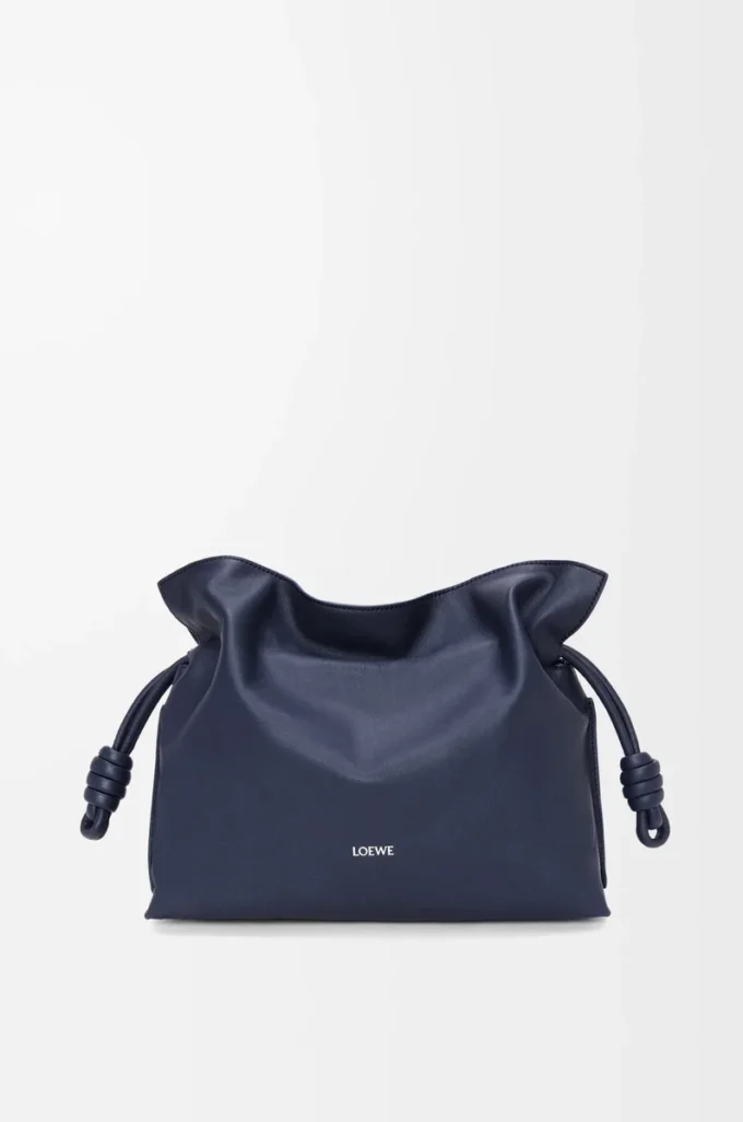 Medium Flamenco-clutch i nappa kalvskinn Abyss Blue Medium Flamenco-clutch i nappa kalvskinn Abyss Blue