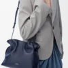 Medium Flamenco-clutch i nappa kalvskinn Abyss Blue Medium Flamenco-clutch i nappa kalvskinn Abyss Blue