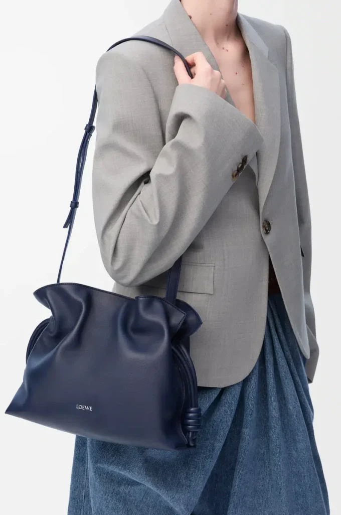 Medium Flamenco-clutch i nappa kalvskinn Abyss Blue Medium Flamenco-clutch i nappa kalvskinn Abyss Blue
