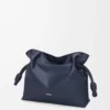 Medium Flamenco-clutch i nappa kalvskinn Abyss Blue Medium Flamenco-clutch i nappa kalvskinn Abyss Blue