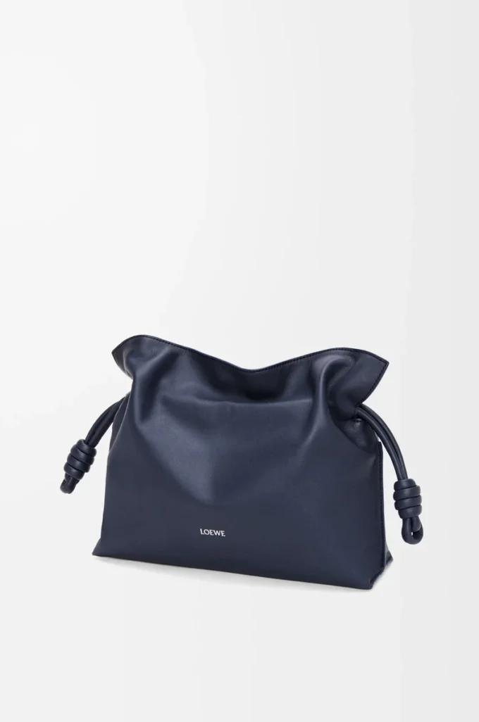 Medium Flamenco-clutch i nappa kalvskinn Abyss Blue Medium Flamenco-clutch i nappa kalvskinn Abyss Blue