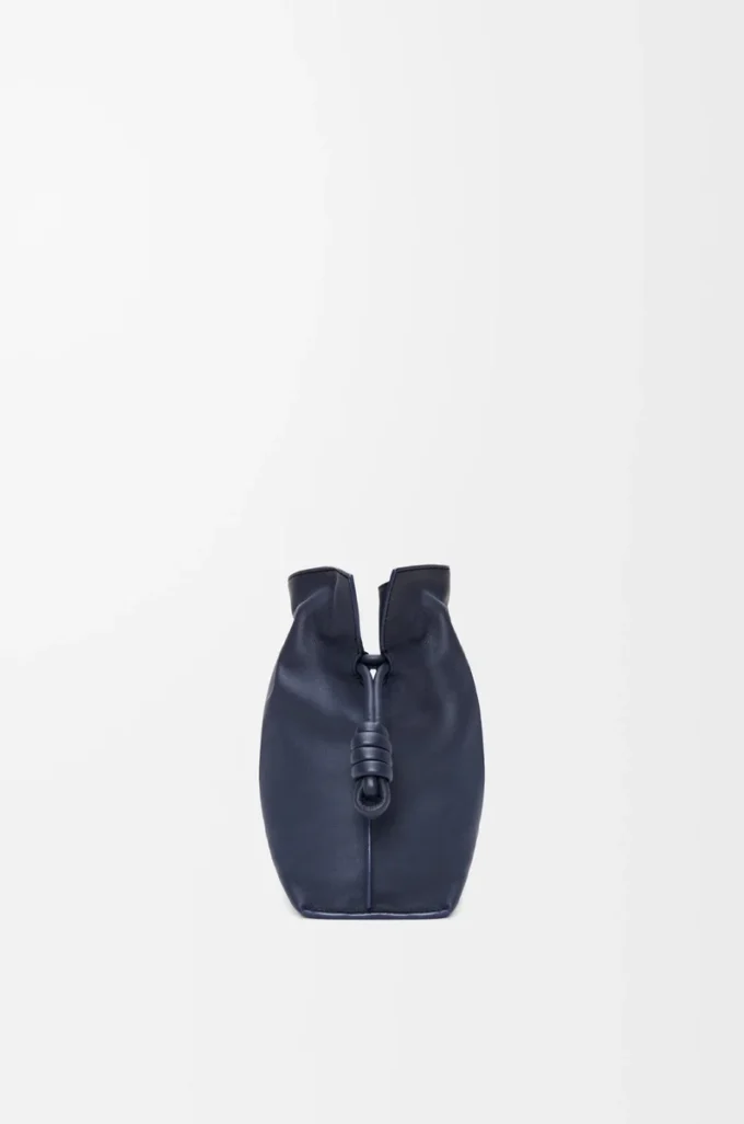 Medium Flamenco-clutch i nappa kalvskinn Abyss Blue Medium Flamenco-clutch i nappa kalvskinn Abyss Blue