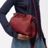 Medium Flamenco-clutch i nappa kalvskinn Burnt Red Medium Flamenco-clutch i nappa kalvskinn Burnt Red