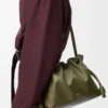 Medium Flamenco-clutch i nappa kalvskinn Dark Khaki Medium Flamenco-clutch i nappa kalvskinn Dark Khaki