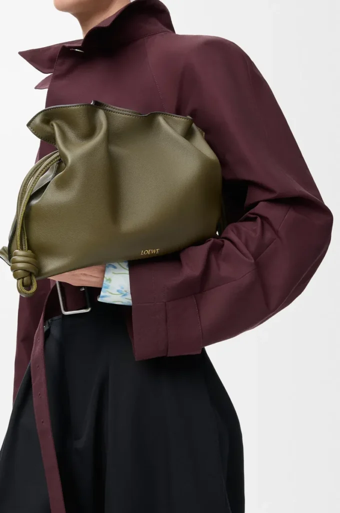 Medium Flamenco-clutch i nappa kalvskinn Dark Khaki Medium Flamenco-clutch i nappa kalvskinn Dark Khaki