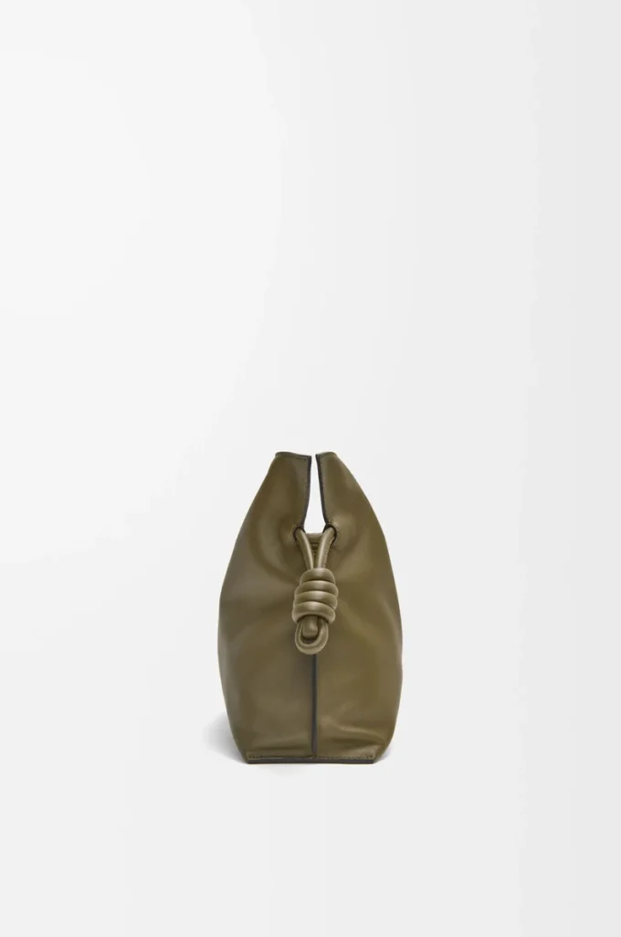 Medium Flamenco-clutch i nappa kalvskinn Dark Khaki Medium Flamenco-clutch i nappa kalvskinn Dark Khaki