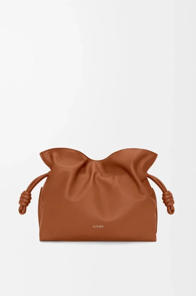 Medium Flamenco-clutch i nappa kalvskinn Ekorre Medium Flamenco-clutch i nappa kalvskinn Ekorre