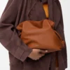 Medium Flamenco-clutch i nappa kalvskinn Ekorre Medium Flamenco-clutch i nappa kalvskinn Ekorre