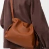 Medium Flamenco-clutch i nappa kalvskinn Ekorre Medium Flamenco-clutch i nappa kalvskinn Ekorre