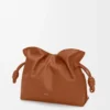 Medium Flamenco-clutch i nappa kalvskinn Ekorre Medium Flamenco-clutch i nappa kalvskinn Ekorre