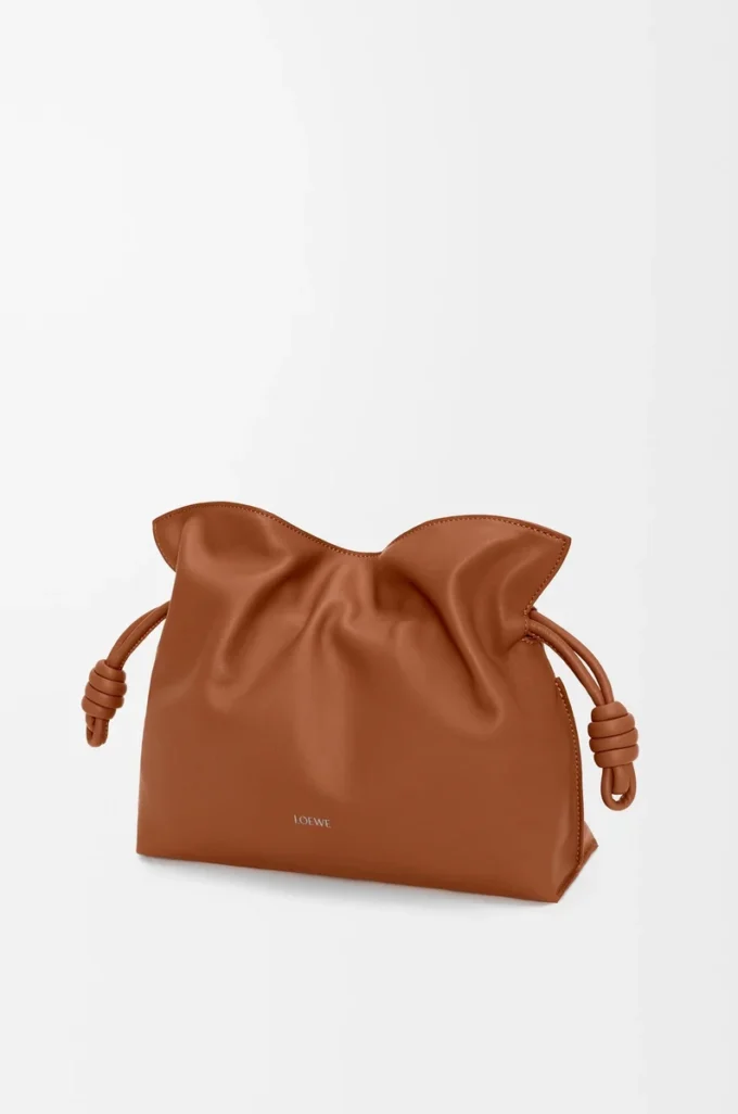 Medium Flamenco-clutch i nappa kalvskinn Ekorre Medium Flamenco-clutch i nappa kalvskinn Ekorre