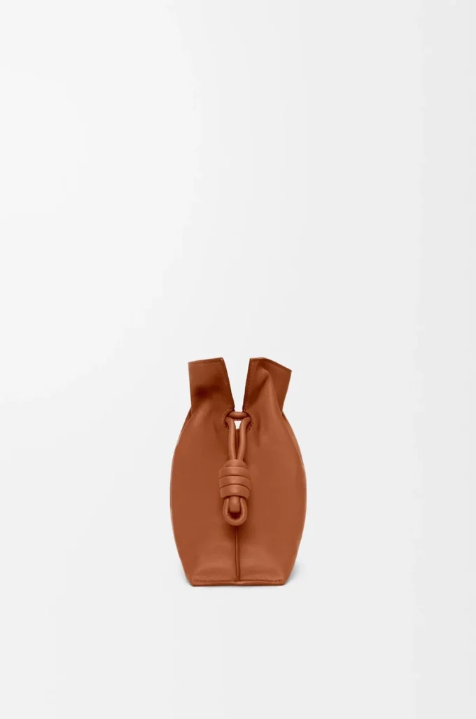 Medium Flamenco-clutch i nappa kalvskinn Ekorre Medium Flamenco-clutch i nappa kalvskinn Ekorre