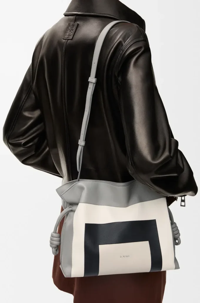 Medium Flamenco-clutch i nappa-kalvskinn Grey/Light Ghost Medium Flamenco-clutch i nappa-kalvskinn Grey/Light Ghost