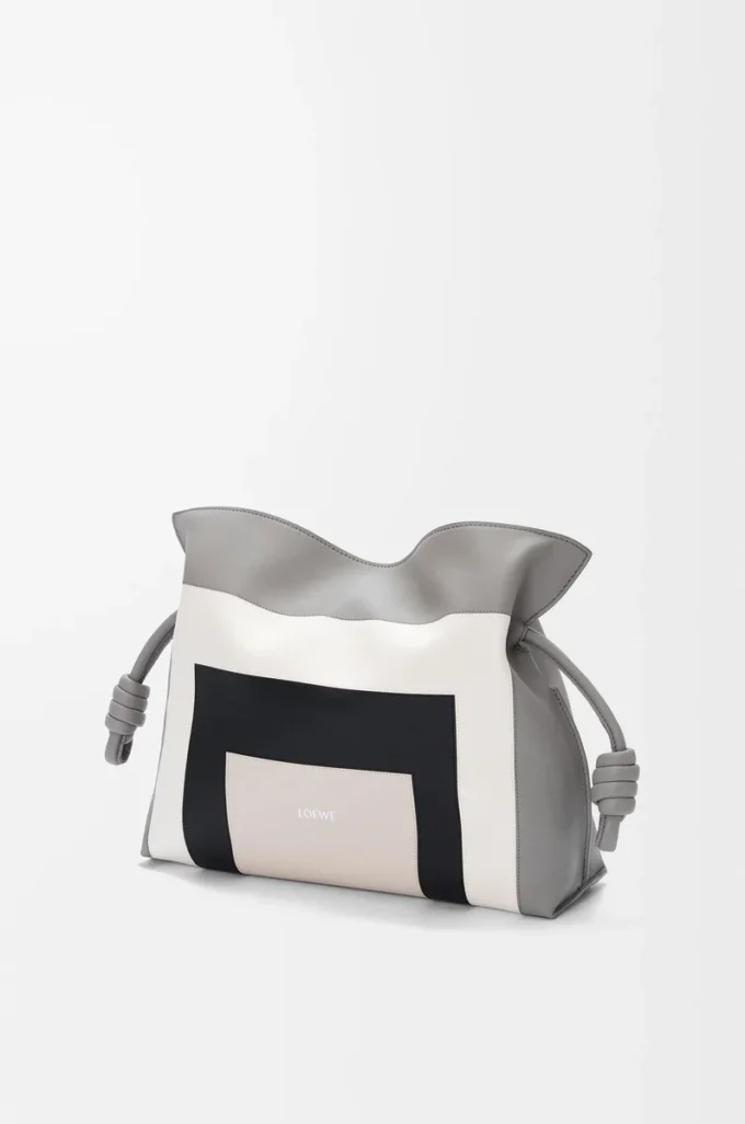 Medium Flamenco-clutch i nappa-kalvskinn Grey/Light Ghost Medium Flamenco-clutch i nappa-kalvskinn Grey/Light Ghost