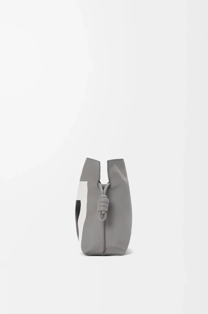 Medium Flamenco-clutch i nappa-kalvskinn Grey/Light Ghost Medium Flamenco-clutch i nappa-kalvskinn Grey/Light Ghost