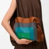 Medium Flamenco-clutch i nappa kalvskinn Karamell/Ljusgrön Medium Flamenco-clutch i nappa kalvskinn Karamell/Ljusgrön