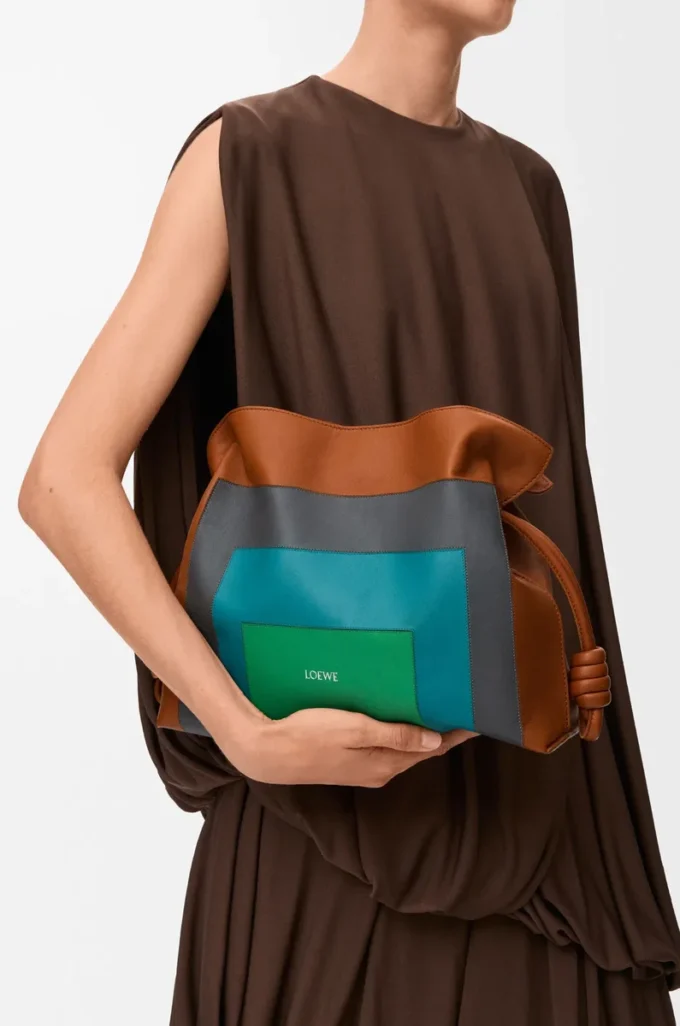 Medium Flamenco-clutch i nappa kalvskinn Karamell/Ljusgrön Medium Flamenco-clutch i nappa kalvskinn Karamell/Ljusgrön