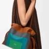 Medium Flamenco-clutch i nappa kalvskinn Karamell/Ljusgrön Medium Flamenco-clutch i nappa kalvskinn Karamell/Ljusgrön