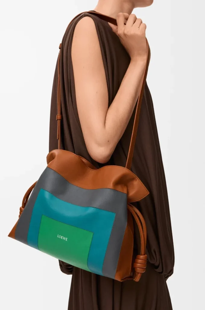 Medium Flamenco-clutch i nappa kalvskinn Karamell/Ljusgrön Medium Flamenco-clutch i nappa kalvskinn Karamell/Ljusgrön