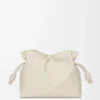 Medium Flamenco-clutch i nappa kalvskinn Sea Salt Medium Flamenco-clutch i nappa kalvskinn Sea Salt