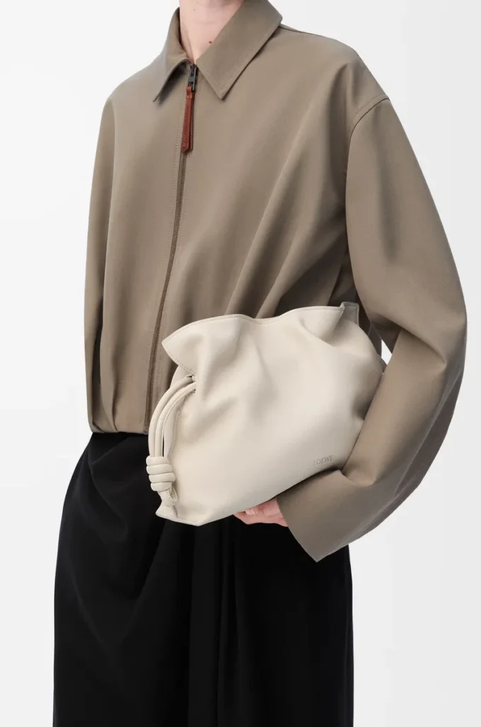 Medium Flamenco-clutch i nappa kalvskinn Sea Salt Medium Flamenco-clutch i nappa kalvskinn Sea Salt