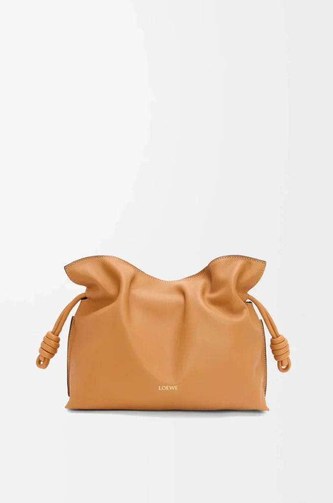 Medium Flamenco-clutch i nappa kalvskinn Warm Desert Medium Flamenco-clutch i nappa kalvskinn Warm Desert