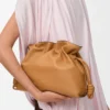 Medium Flamenco-clutch i nappa kalvskinn Warm Desert Medium Flamenco-clutch i nappa kalvskinn Warm Desert