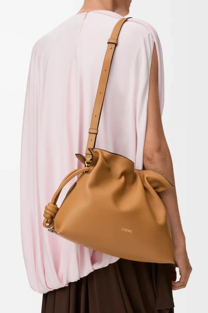 Medium Flamenco-clutch i nappa kalvskinn Warm Desert Medium Flamenco-clutch i nappa kalvskinn Warm Desert