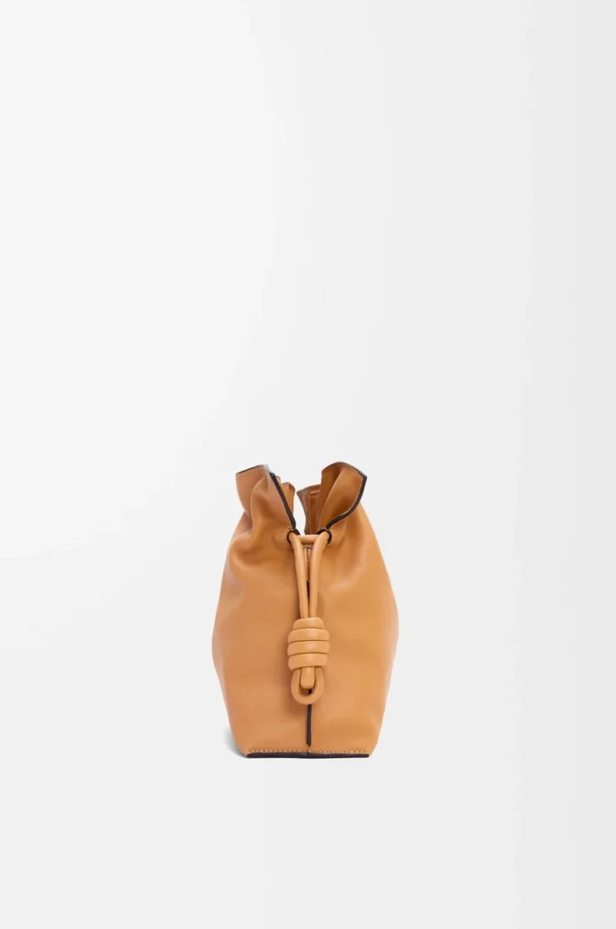 Medium Flamenco-clutch i nappa kalvskinn Warm Desert Medium Flamenco-clutch i nappa kalvskinn Warm Desert