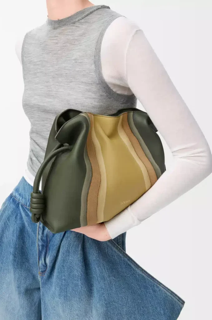 Medium Flamenco-clutch Landscape i nappa-kalvskinn Bottle Green/Ochre Medium Flamenco-clutch Landscape i nappa-kalvskinn Bottle Green/Ochre
