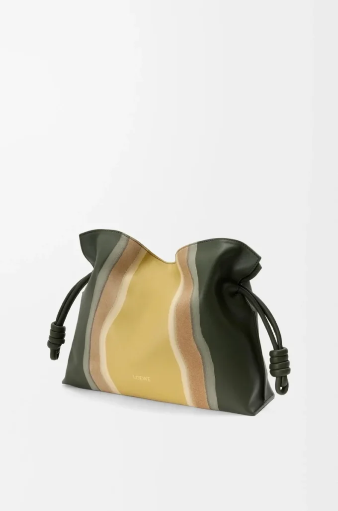 Medium Flamenco-clutch Landscape i nappa-kalvskinn Bottle Green/Ochre Medium Flamenco-clutch Landscape i nappa-kalvskinn Bottle Green/Ochre