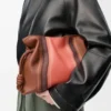 Medium Flamenco-clutch Landscape i nappa kalvskinn Pecan/Parrot Pink Medium Flamenco-clutch Landscape i nappa kalvskinn Pecan/Parrot Pink