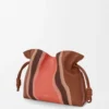Medium Flamenco-clutch Landscape i nappa kalvskinn Pecan/Parrot Pink Medium Flamenco-clutch Landscape i nappa kalvskinn Pecan/Parrot Pink