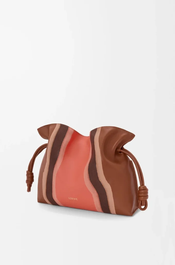 Medium Flamenco-clutch Landscape i nappa kalvskinn Pecan/Parrot Pink Medium Flamenco-clutch Landscape i nappa kalvskinn Pecan/Parrot Pink
