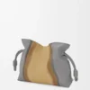 Medium Flamenco-clutch Landscape i nappa kalvskinn Sparkling Grey/Butter Medium Flamenco-clutch Landscape i nappa kalvskinn Sparkling Grey/Butter