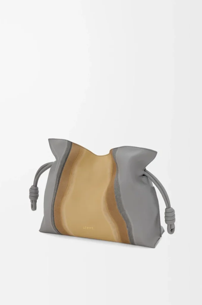 Medium Flamenco-clutch Landscape i nappa kalvskinn Sparkling Grey/Butter Medium Flamenco-clutch Landscape i nappa kalvskinn Sparkling Grey/Butter