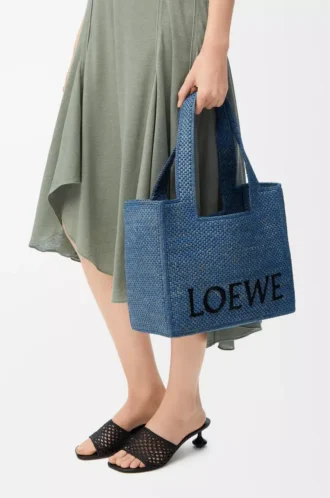 Medium LOEWE Font-väska i raffia Ljusblå